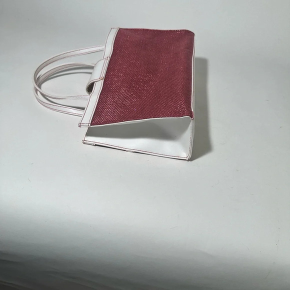 Red and White Structured Tote with Geometric Design - Picture 6 of 8